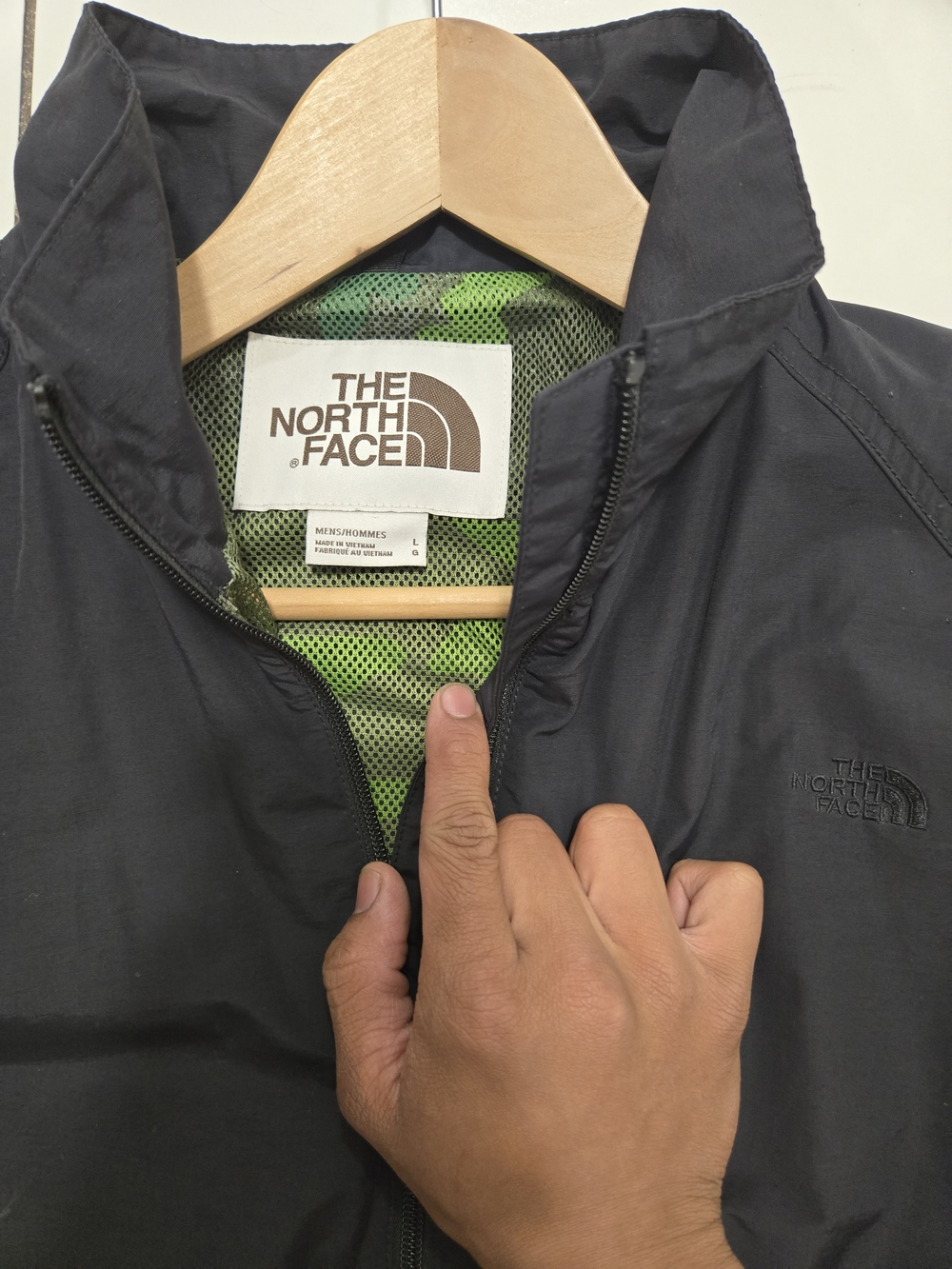 The North Face Men’s Black Lightweight Zip Jacket - Picture 2 of 6